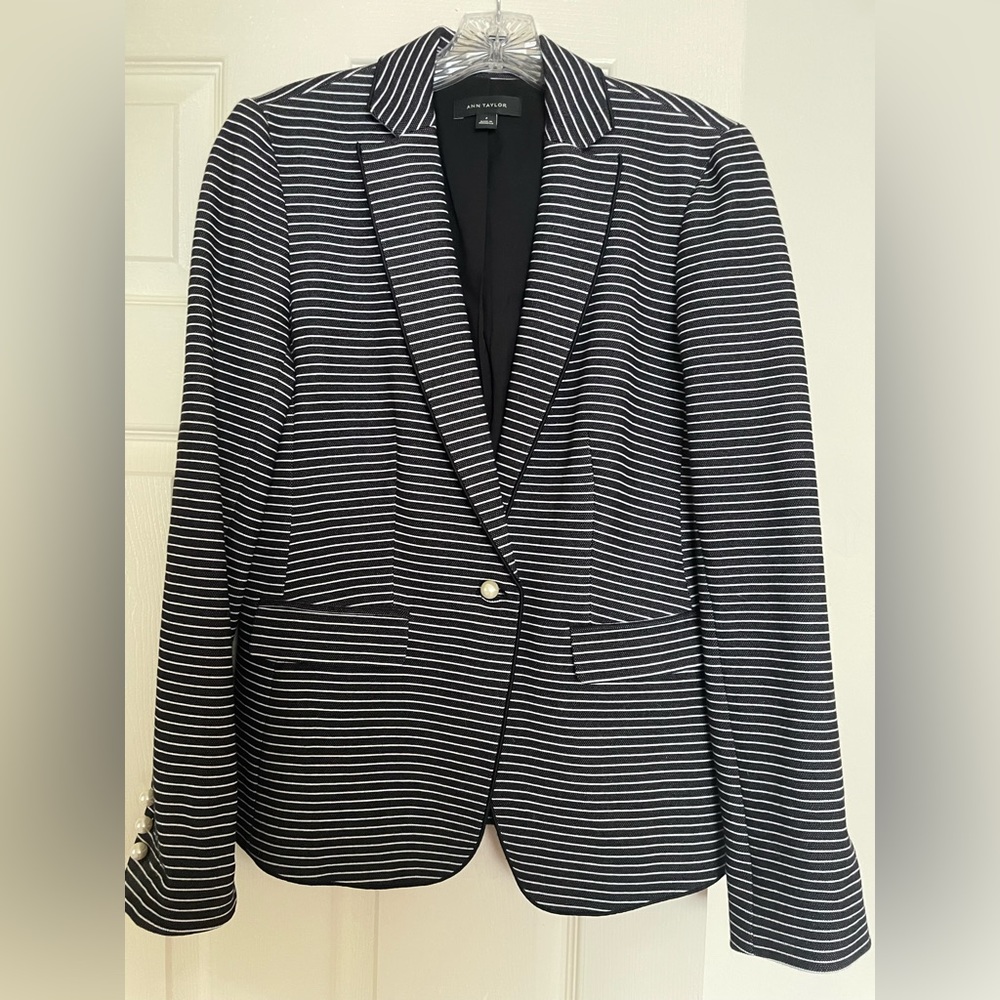Never worn Ann Taylor size 4 blazer with pearl buttons